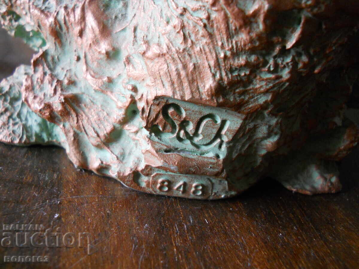 Livrarea O statuetă mare de alabastru Livrarea O statuetă mare de alabastru