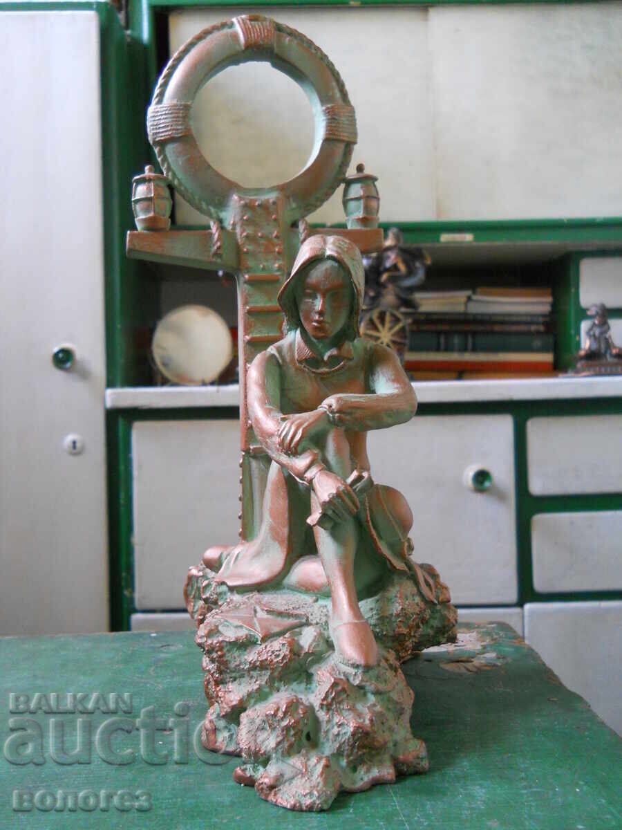 O statuetă mare de alabastru O statuetă mare de alabastru