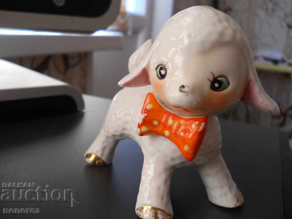 Figurină din porțelan - miel cu preț 15.00 BGN | € 7.67 Figurină din porțelan - miel cu preț 15.00 BGN | € 7.67