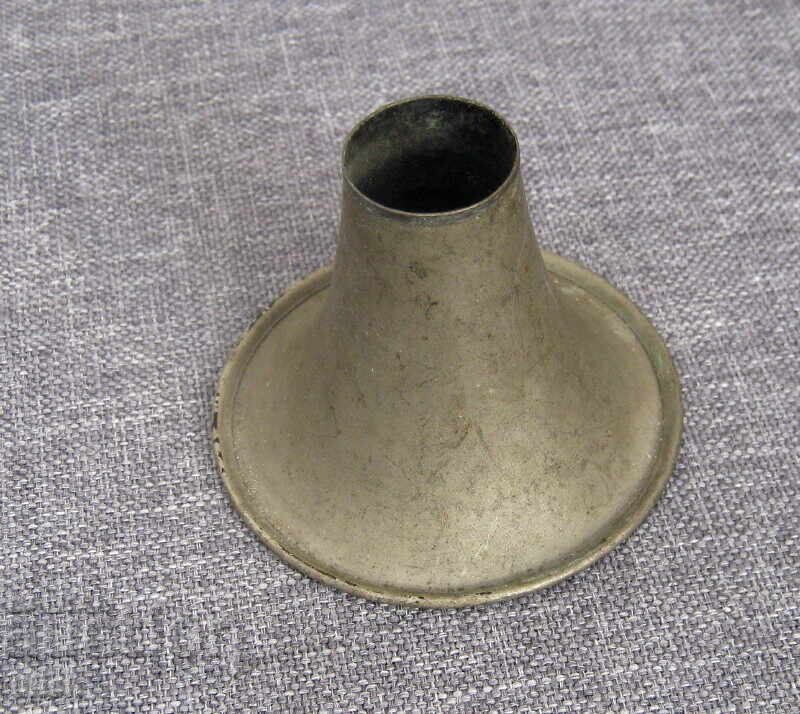 Suport vechi de tinichea pentru instrument muzical de suflat