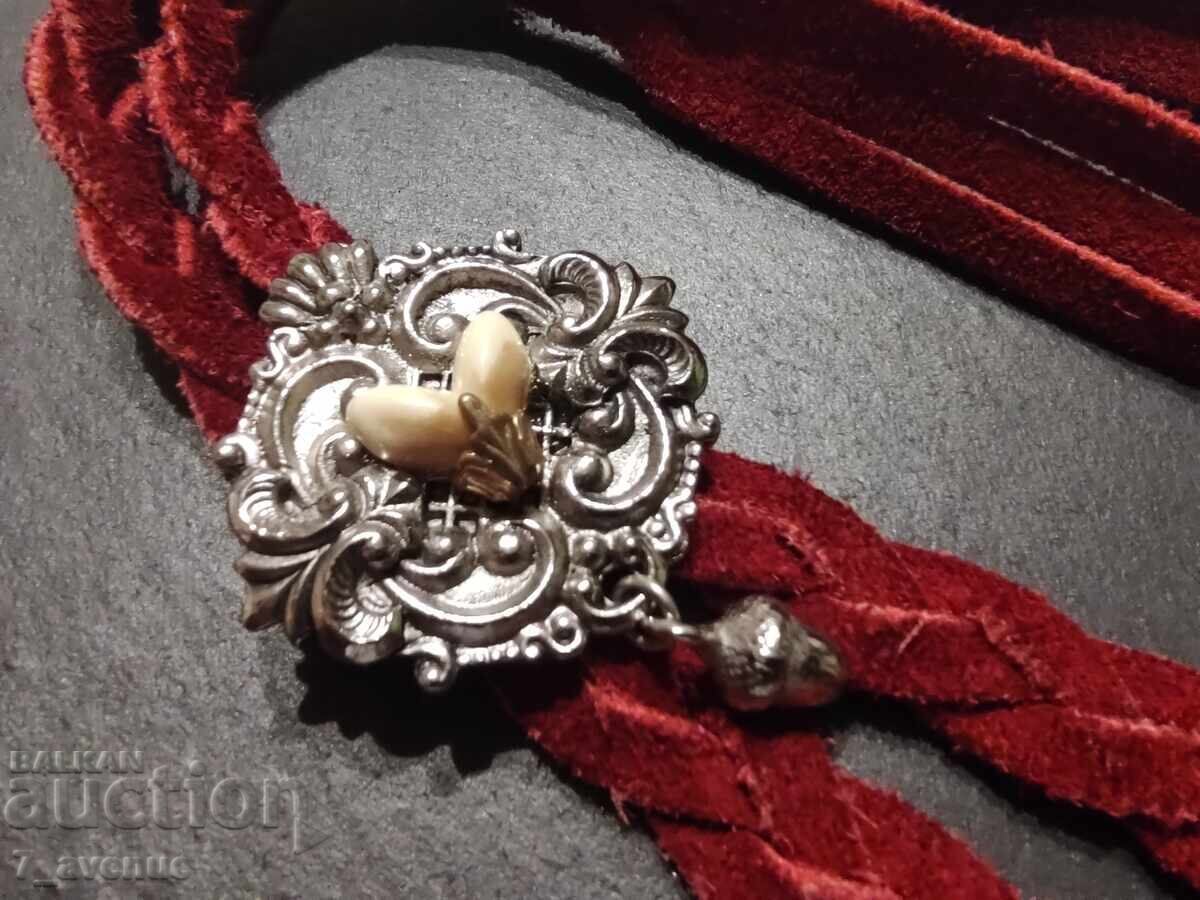 Gerdan, colier, bijuterie, piele naturală și metal 12.08.2025 cu preț 99.00 BGN | € 50.62 Gerdan, colier, bijuterie, piele naturală și metal 12.08.2025 cu preț 99.00 BGN | € 50.62