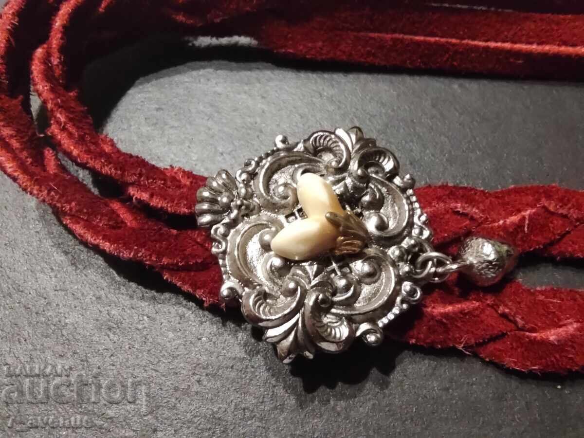 Licitație Gerdan, colier, bijuterie, piele naturală și metal 12.08.2025 Licitație Gerdan, colier, bijuterie, piele naturală și metal 12.08.2025