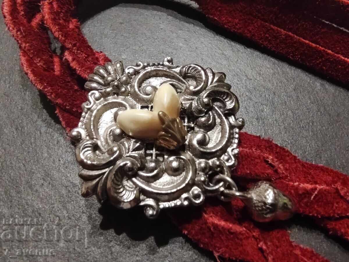 Gerdan, colier, bijuterie, piele naturală și metal 12.08.2025 Gerdan, colier, bijuterie, piele naturală și metal 12.08.2025