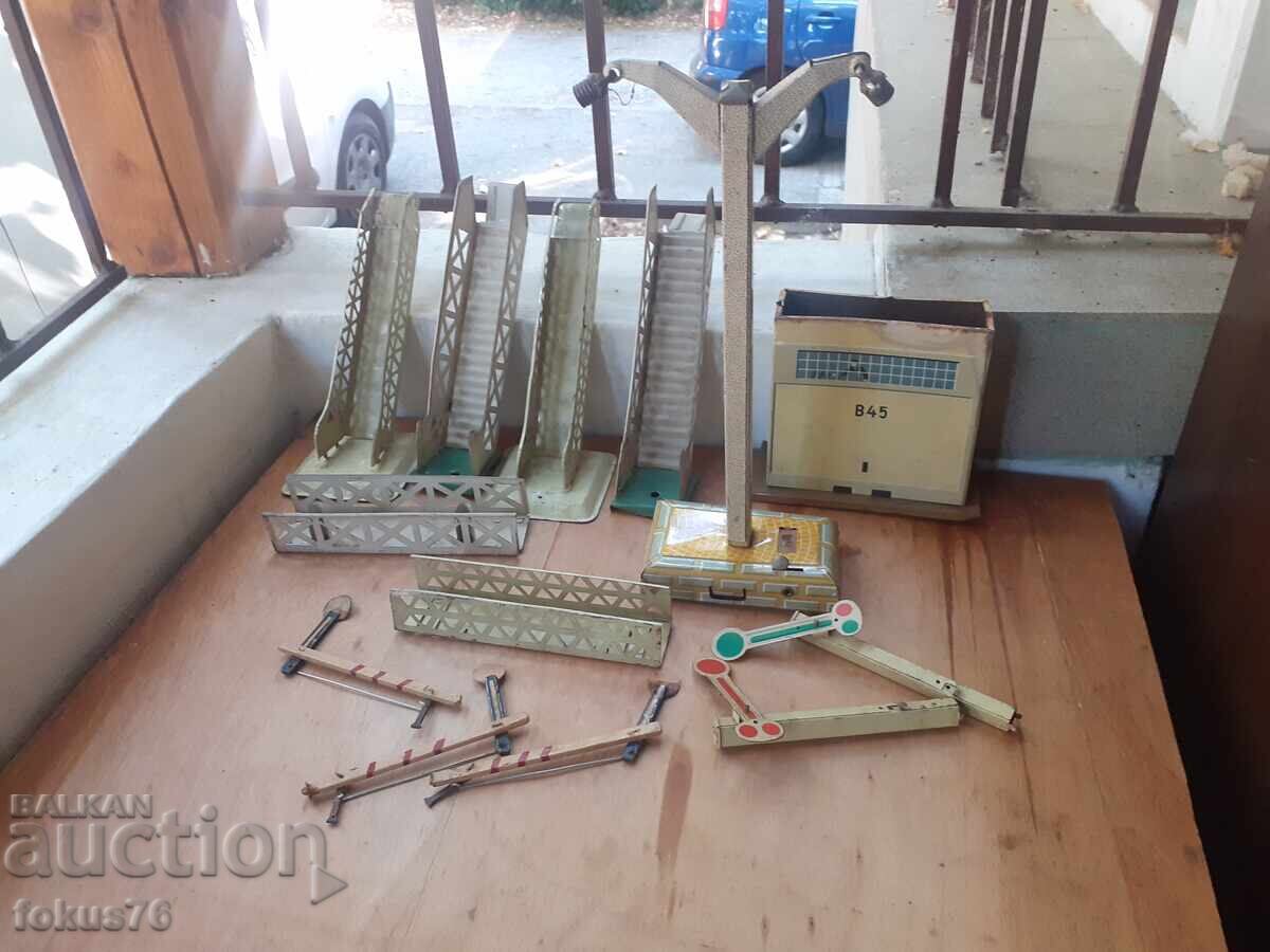Lot piese metalice de trenuleț constructor șine gară joc cu preț 90.00 BGN | € 46.02