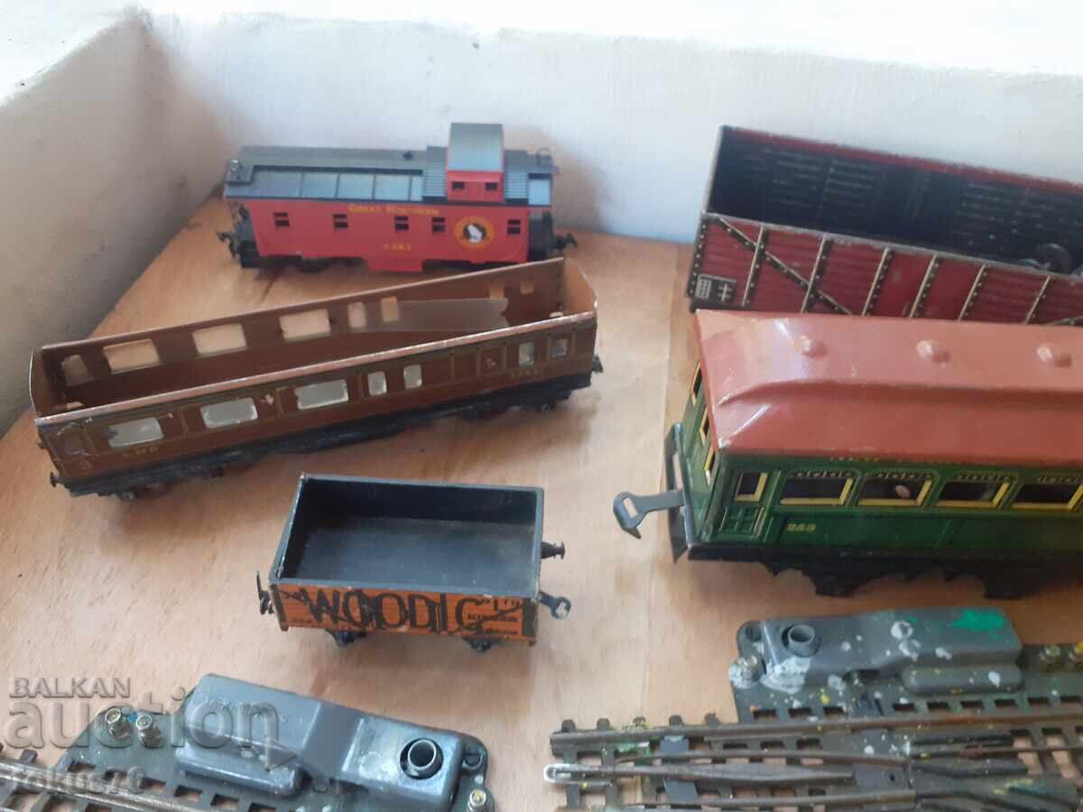 Лот части влакче вагони конструктор релси - стара игра с цена 90.00 лв. | € 46.02