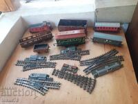 Λοτ τμημάτων τρένου βαγόνια κατασκευαστής ράγες - παλιό παιχνίδι