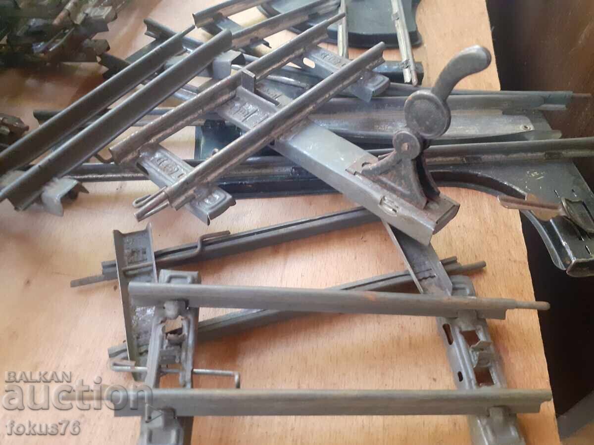 Παράδοση Λοτ τμημάτων τρένου κατασκευαστή μεταλλικών ραγών πίστα - παλιό παιχνίδι