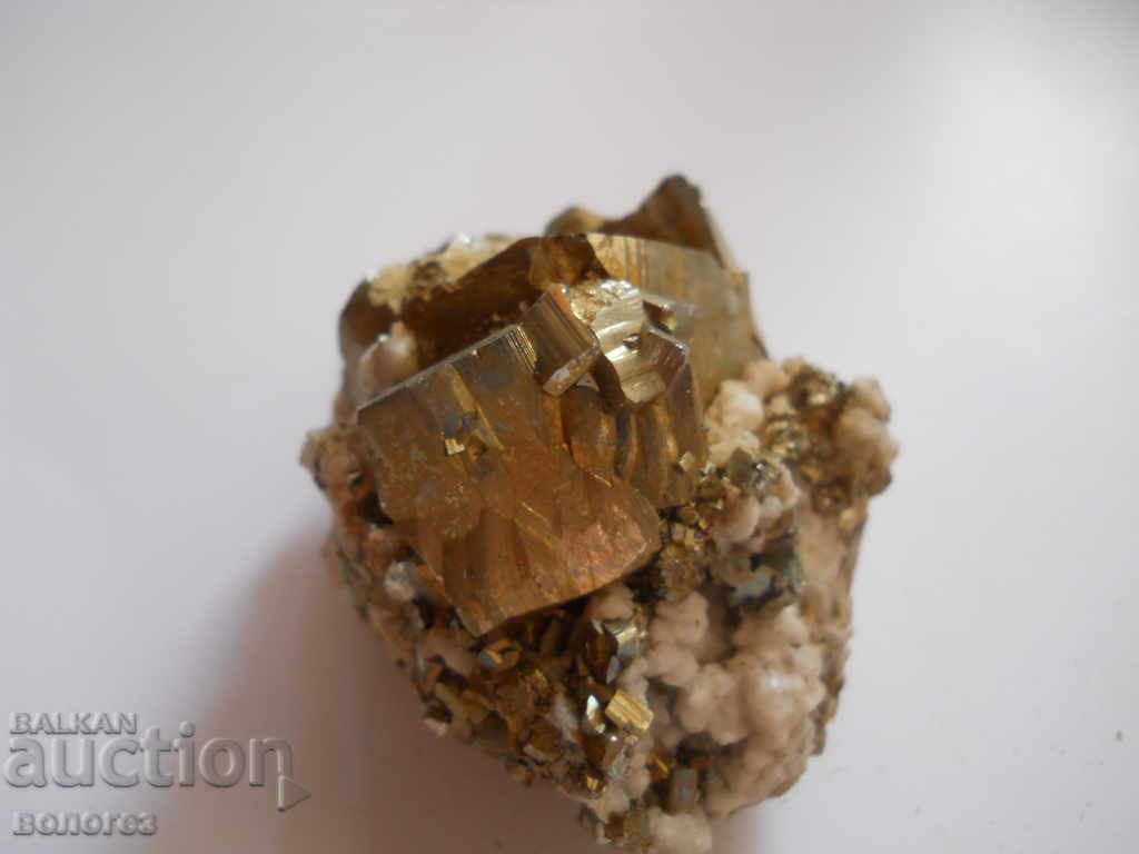 Calcit în pirit - drusă cu preț 15.00 BGN | € 7.67