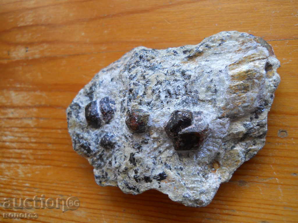 Grenade într-o matrice cu preț 30.00 BGN | € 15.34