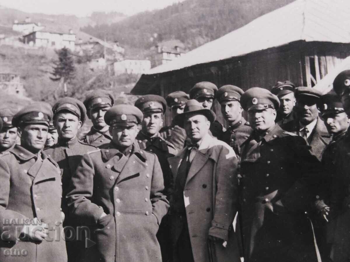 Delivery of ROYAL PHOTO - SOLDIER, UNIFORM, OFFICER, SABER