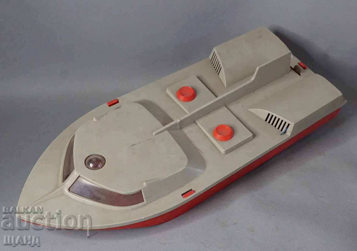 Παλιό μεγάλο πλαστικό παιχνίδι μοντέλο μηχανοκίνητης λέμβου με τιμή 15.15 BGN | € 7.75
