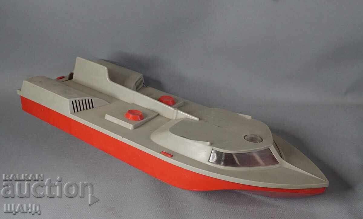 Παλιό μεγάλο πλαστικό παιχνίδι μοντέλο μηχανοκίνητης λέμβου
