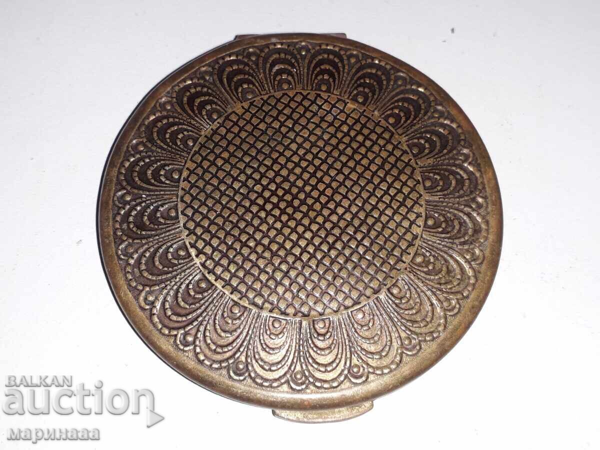 PUDRĂ VECHE, OGLINDĂ. BRONZ. URSS cu preț 7.00 BGN | € 3.58 PUDRĂ VECHE, OGLINDĂ. BRONZ. URSS cu preț 7.00 BGN | € 3.58