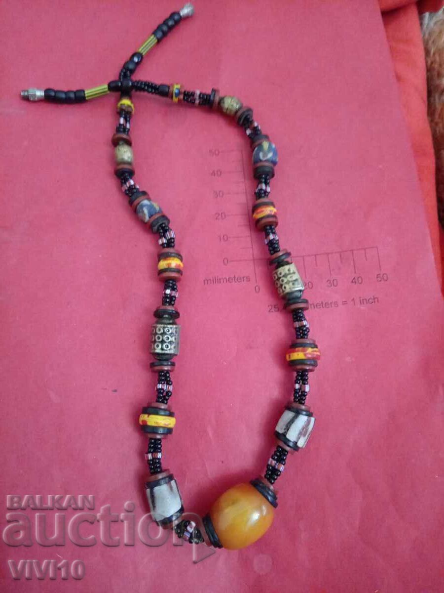 Colier vechi cu chihlimbar, Tibet cu preț € 35.00 | 68.45 BGN