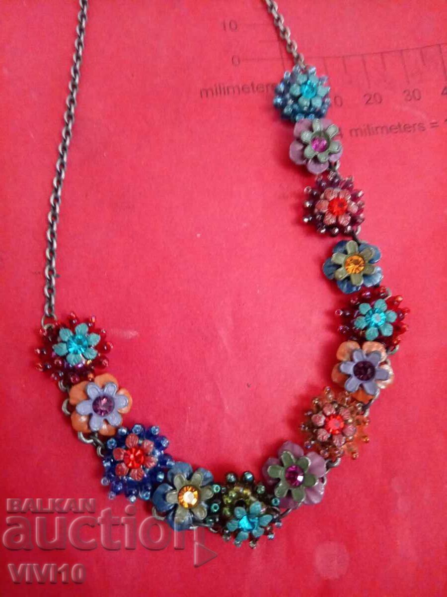 Colier vechi cu email, flori cu preț 50.00 BGN | € 25.56