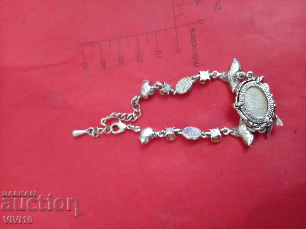 Старинна гривна емаил с цена € 10.00 | 19.56 лв.