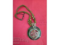 Αρχαίο κολιέ με σμάλτο