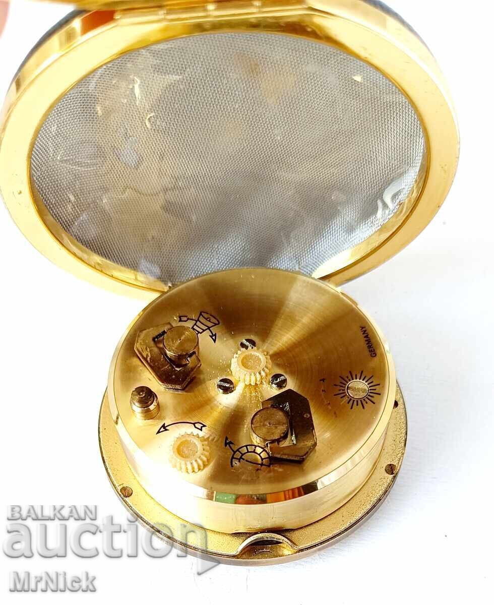 Livrarea Ceas de turism german - alarmă într-o tabacheră de piele Livrarea Ceas de turism german - alarmă într-o tabacheră de piele