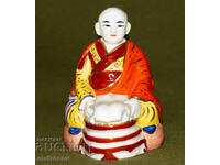 Figurină decorativă din porțelan, reprezentând un călugăr