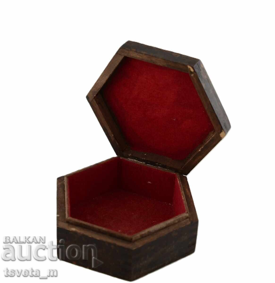 Ξύλινο κουτί με διακοσμητικά από σφυρήλατο χαλκό με τιμή 15.00 BGN | € 7.67