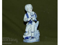 Statuetă veche de porțelan cu băiat cu vioară