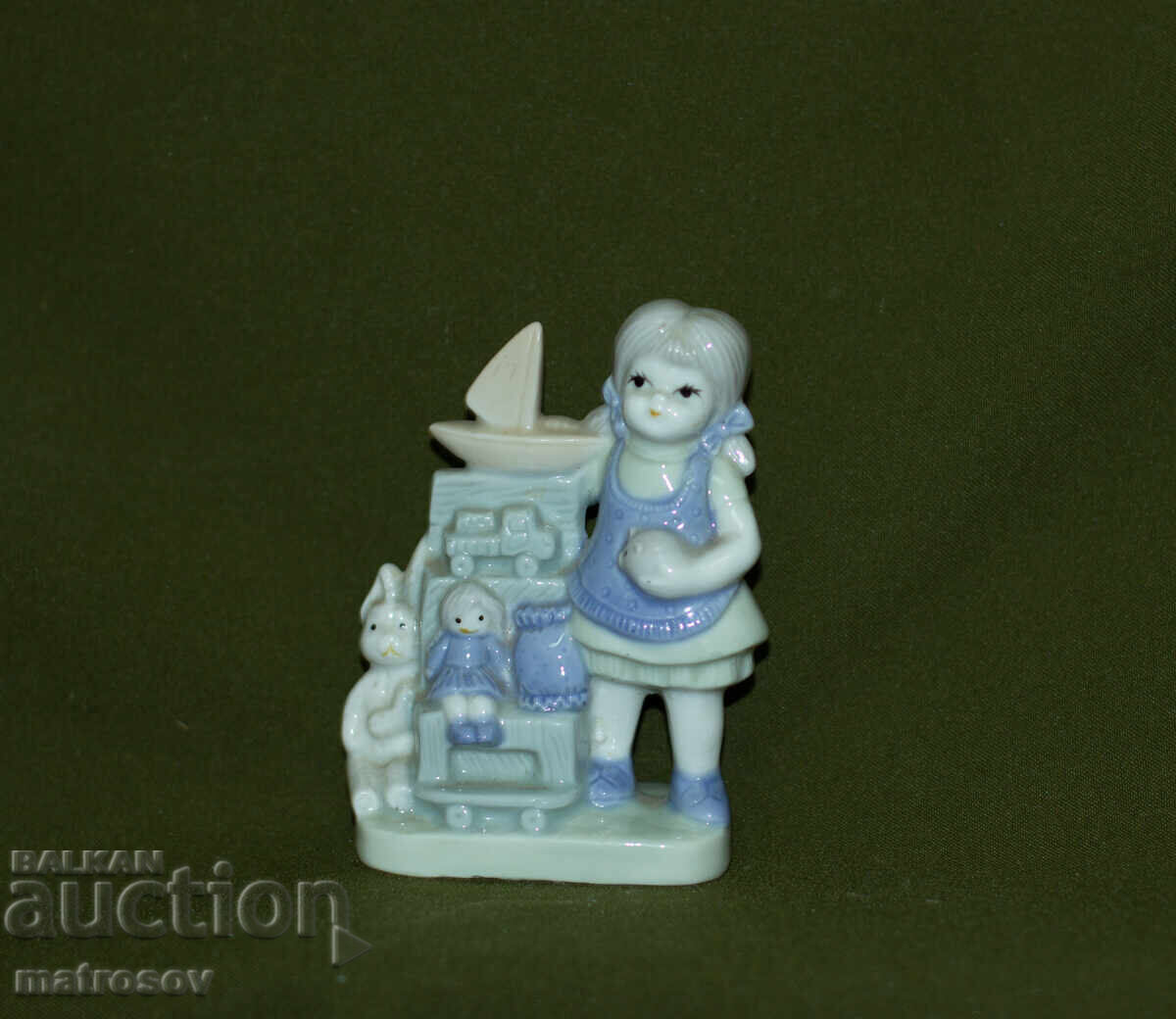 Παλιά πορσελάνινη φιγούρα κοριτσιού με παιχνίδια με τιμή 60.00 BGN | € 30.68