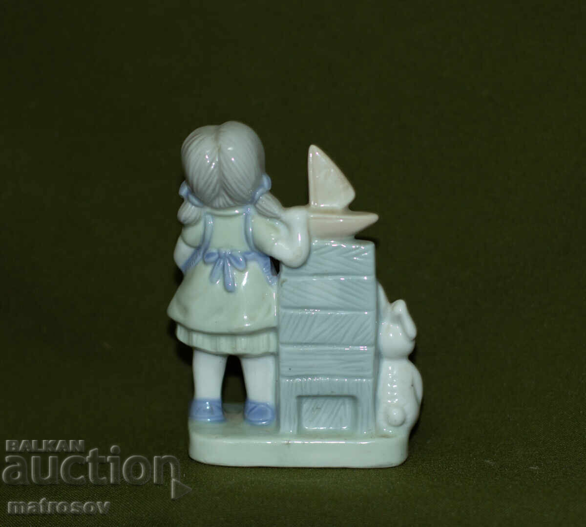 Παράδοση Παλιά πορσελάνινη φιγούρα κοριτσιού με παιχνίδια