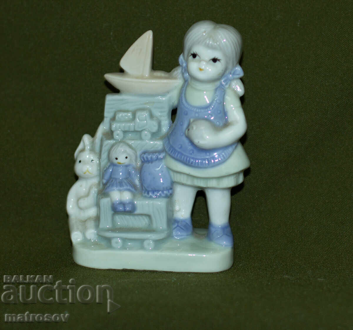 Παλιά πορσελάνινη φιγούρα κοριτσιού με παιχνίδια