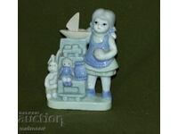 Παλιά πορσελάνινη φιγούρα κοριτσιού με παιχνίδια