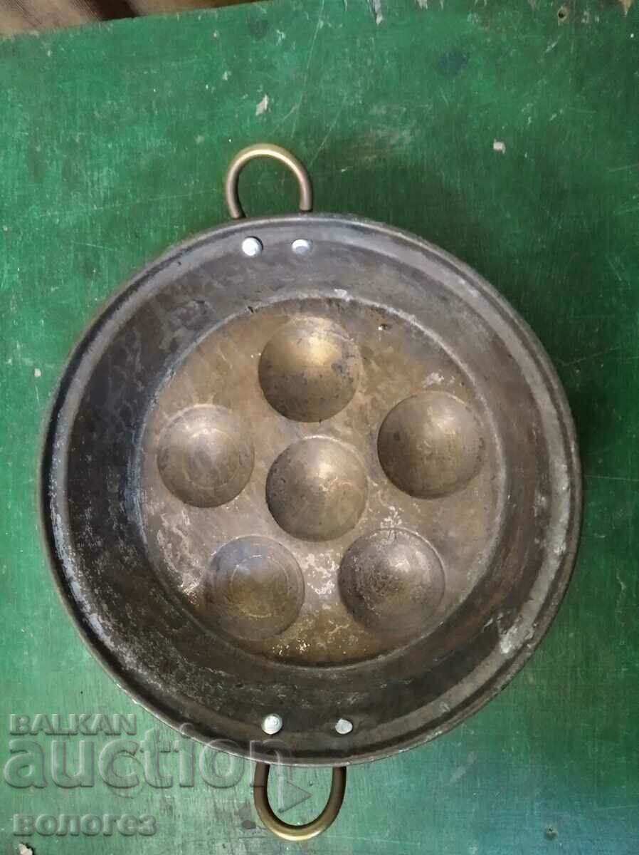 Παλιό χάλκινο σκεύος για μαγείρεμα αυγών - Γαλλία με τιμή 45.00 BGN | € 23.01 Παλιό χάλκινο σκεύος για μαγείρεμα αυγών - Γαλλία με τιμή 45.00 BGN | € 23.01