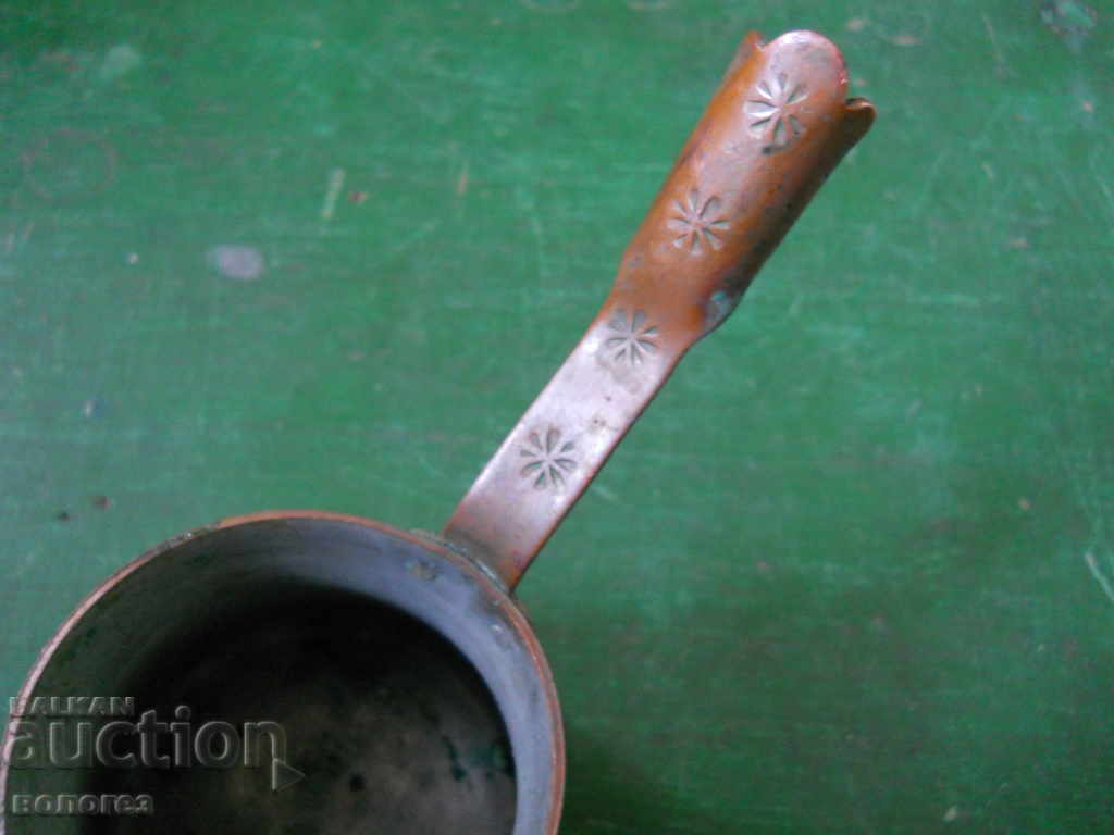 Old copper kettle with price 10.00 BGN | € 5.11 Old copper kettle with price 10.00 BGN | € 5.11