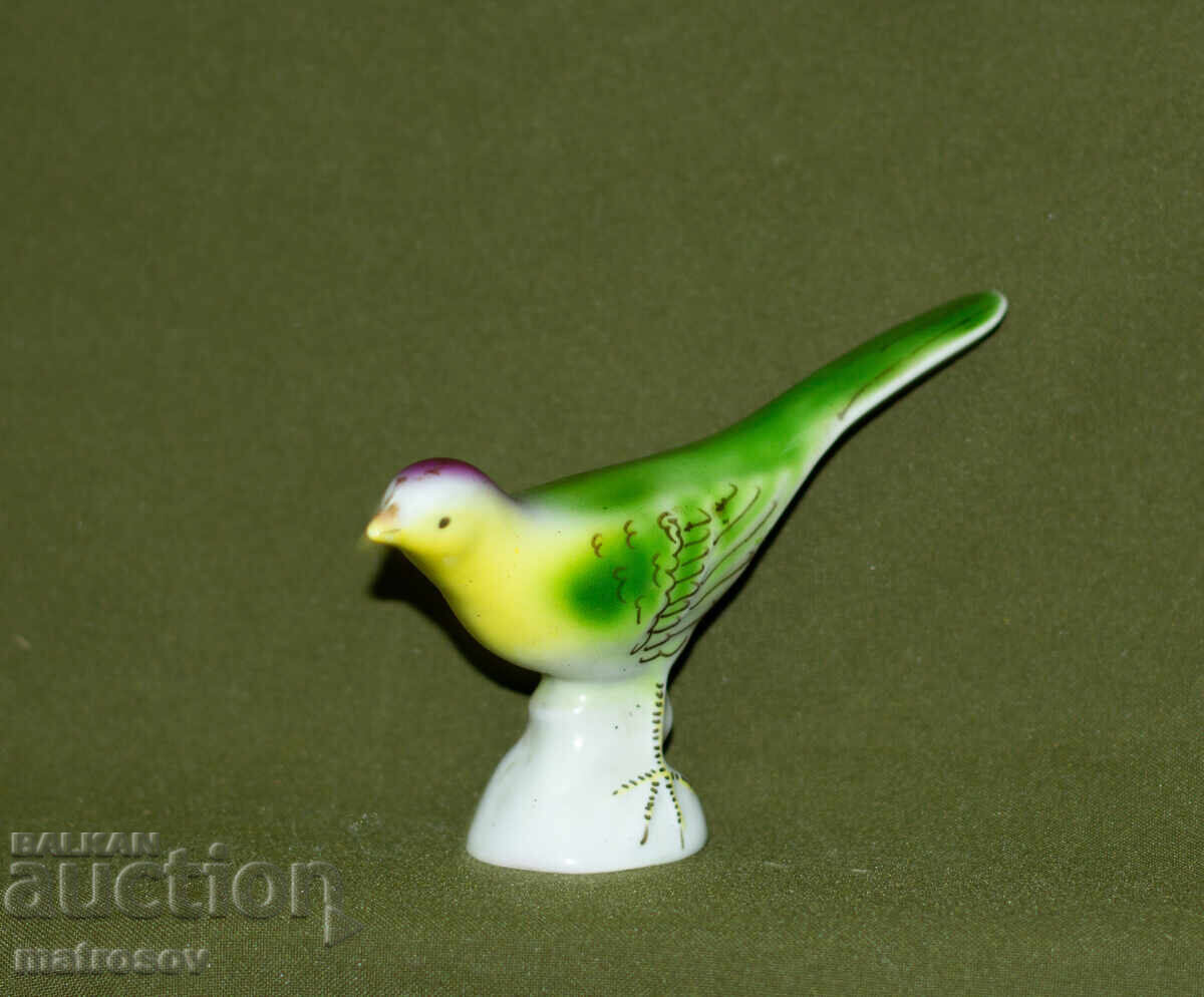 Delivery of Old porcelain figurine of a singing bird Delivery of Old porcelain figurine of a singing bird