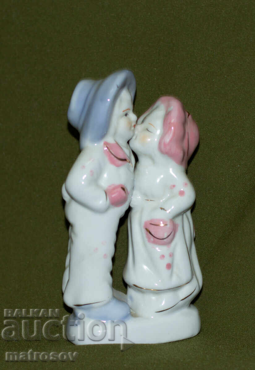 Παράδοση Παλαιό πορσελάνινο ειδώλιο αγοριού και κοριτσιού