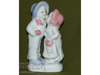 Statuetă veche din porțelan cu băiat și fată