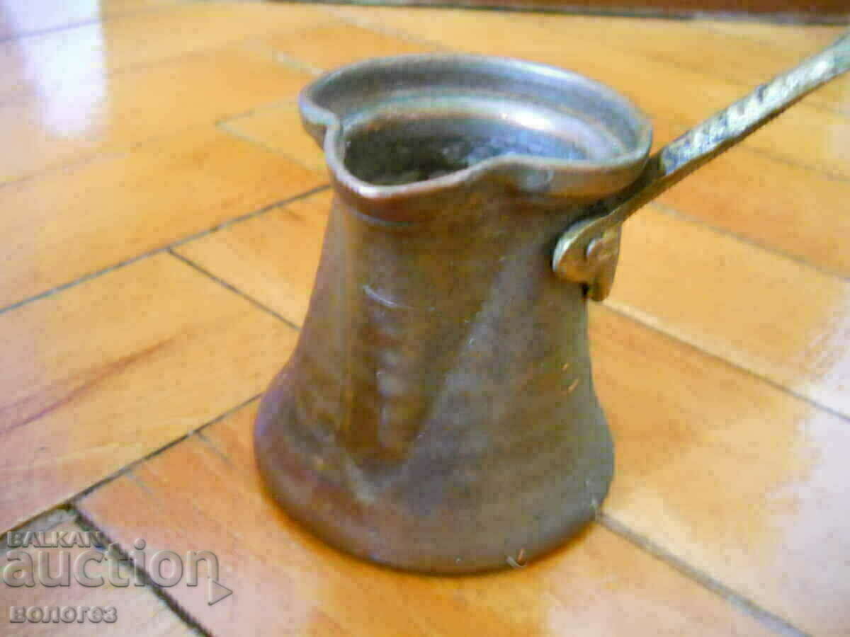 Old copper kettle with price 10.00 BGN | € 5.11 Old copper kettle with price 10.00 BGN | € 5.11