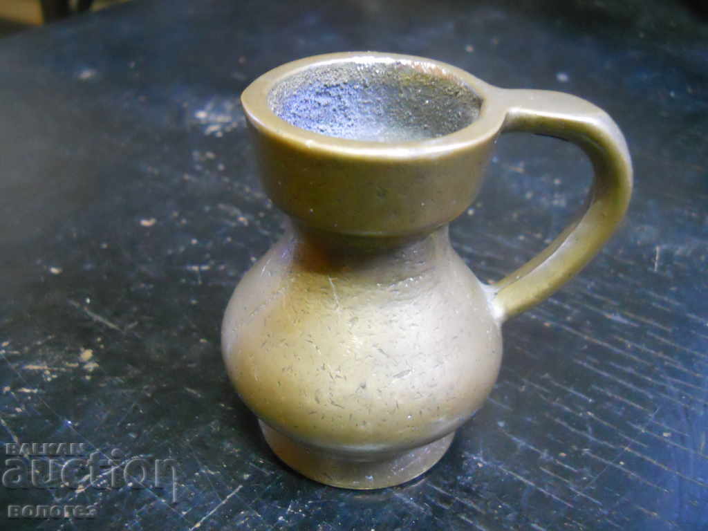 Urcior din bronz antic cu preț 20.00 BGN | € 10.23 Urcior din bronz antic cu preț 20.00 BGN | € 10.23