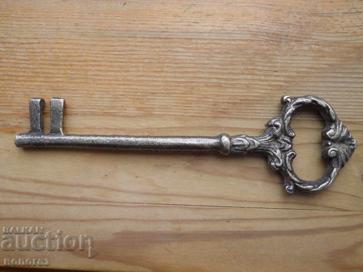 Μεγάλο παλιό μπρούτζινο κλειδί - 19ος αιώνας με τιμή 20.00 BGN | € 10.23