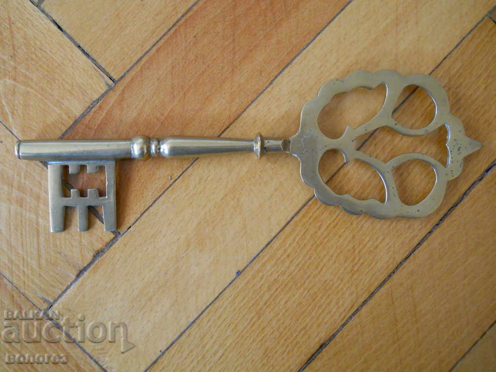 Μεγάλο διακοσμητικό ορειχάλκινο κλειδί (αντίγραφο μεσαιωνικού) με τιμή 30.00 BGN | € 15.34 Μεγάλο διακοσμητικό ορειχάλκινο κλειδί (αντίγραφο μεσαιωνικού) με τιμή 30.00 BGN | € 15.34