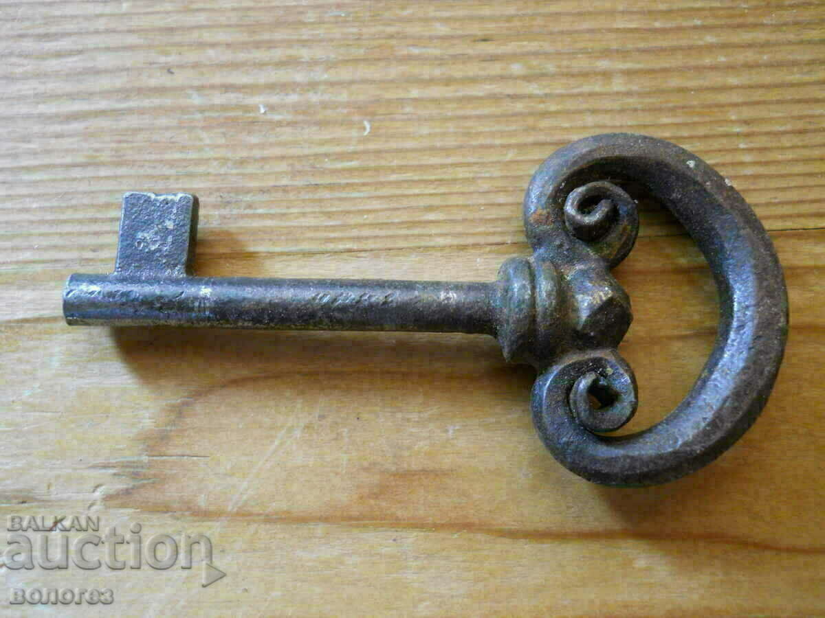 Cheie pentru comodă vintage forjată manual cu preț 15.00 BGN | € 7.67 Cheie pentru comodă vintage forjată manual cu preț 15.00 BGN | € 7.67