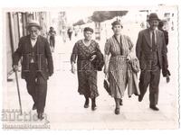 ΠΑΛΙΑ ΦΩΤΟΓΡΑΦΙΑ ΣΟΦΙΑΣ; ΒΟΛΤΑ ΣΤΗΝ ΠΟΛΗ Ε312