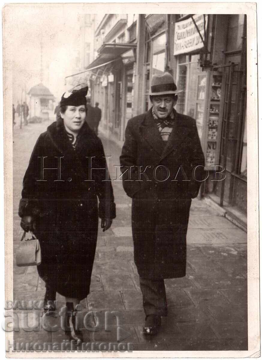 ΜΕΓΑΛΗ ΠΑΛΙΑ ΦΩΤΟΓΡΑΦΙΑ ΣΟΦΙΑΣ; ΒΟΛΤΑ ΣΤΗΝ ΠΟΛΗ Ε313