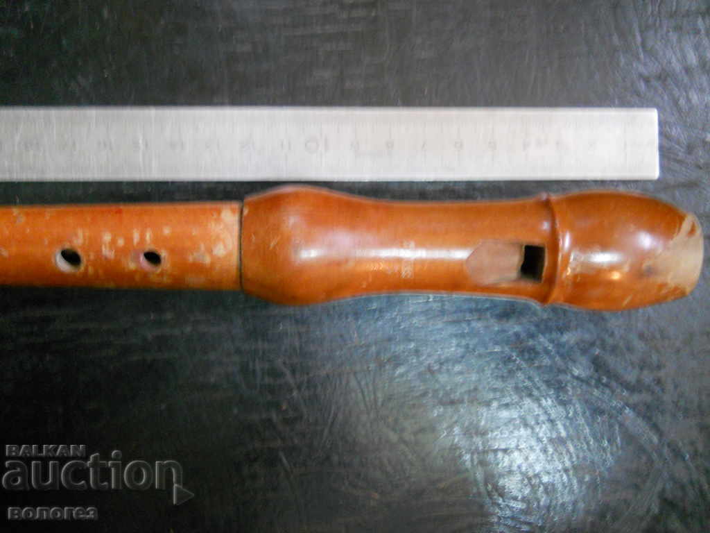 Instrument muzical vechi din lemn - recorder cu preț 15.00 BGN | € 7.67 Instrument muzical vechi din lemn - recorder cu preț 15.00 BGN | € 7.67