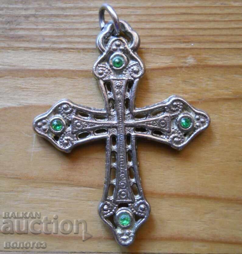 Ένας μεγάλος σταυρός με πέτρες με τιμή 5.00 BGN | € 2.56