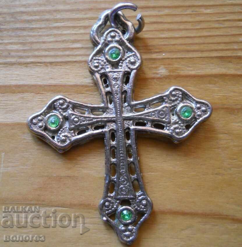 Ένας μεγάλος σταυρός με πέτρες