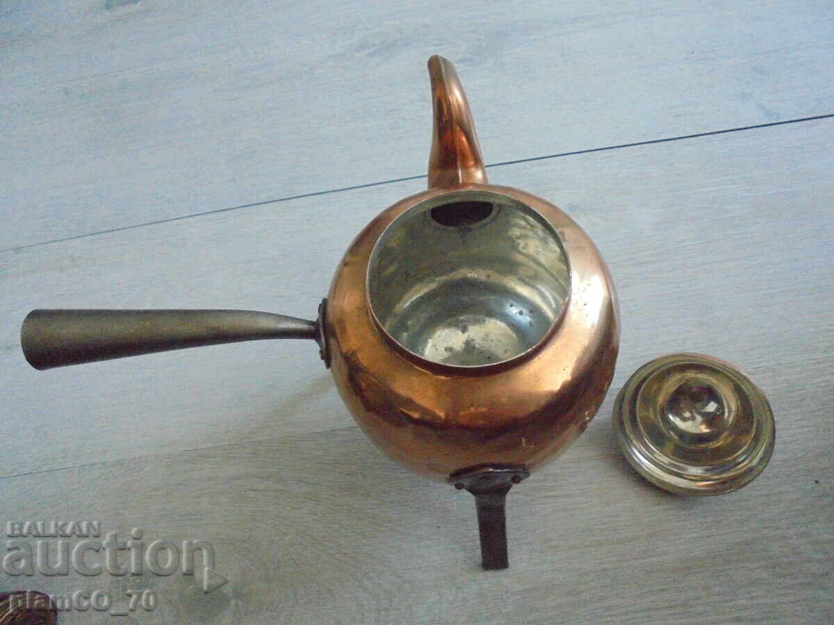 Licitație №*8184 Ceainic vechi metalic / de cupru Licitație №*8184 Ceainic vechi metalic / de cupru