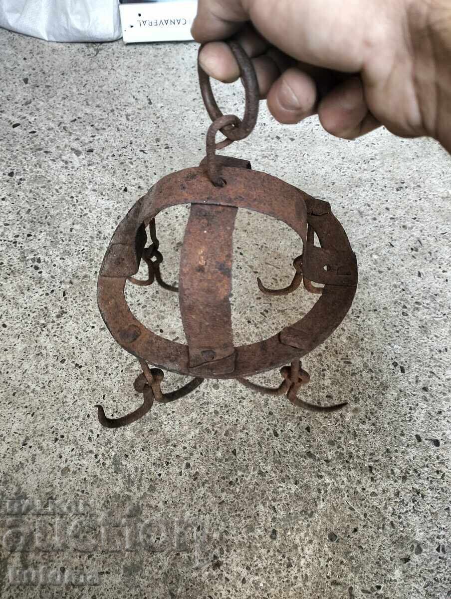 Dispozitiv vechi pentru scos găleți din fântână