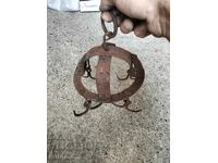 Dispozitiv vechi pentru scos găleți din fântână