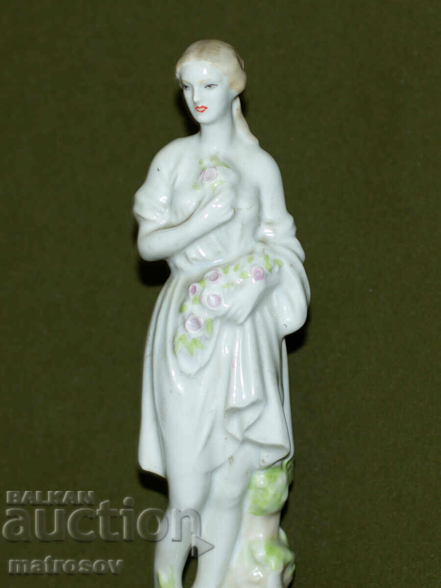 Ρουμανικό πορσελάνινο ειδώλιο κοπέλας με τιμή 120.00 BGN | € 61.36 Ρουμανικό πορσελάνινο ειδώλιο κοπέλας με τιμή 120.00 BGN | € 61.36