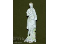 Figurină din porțelan românesc, reprezentând o domnișoară