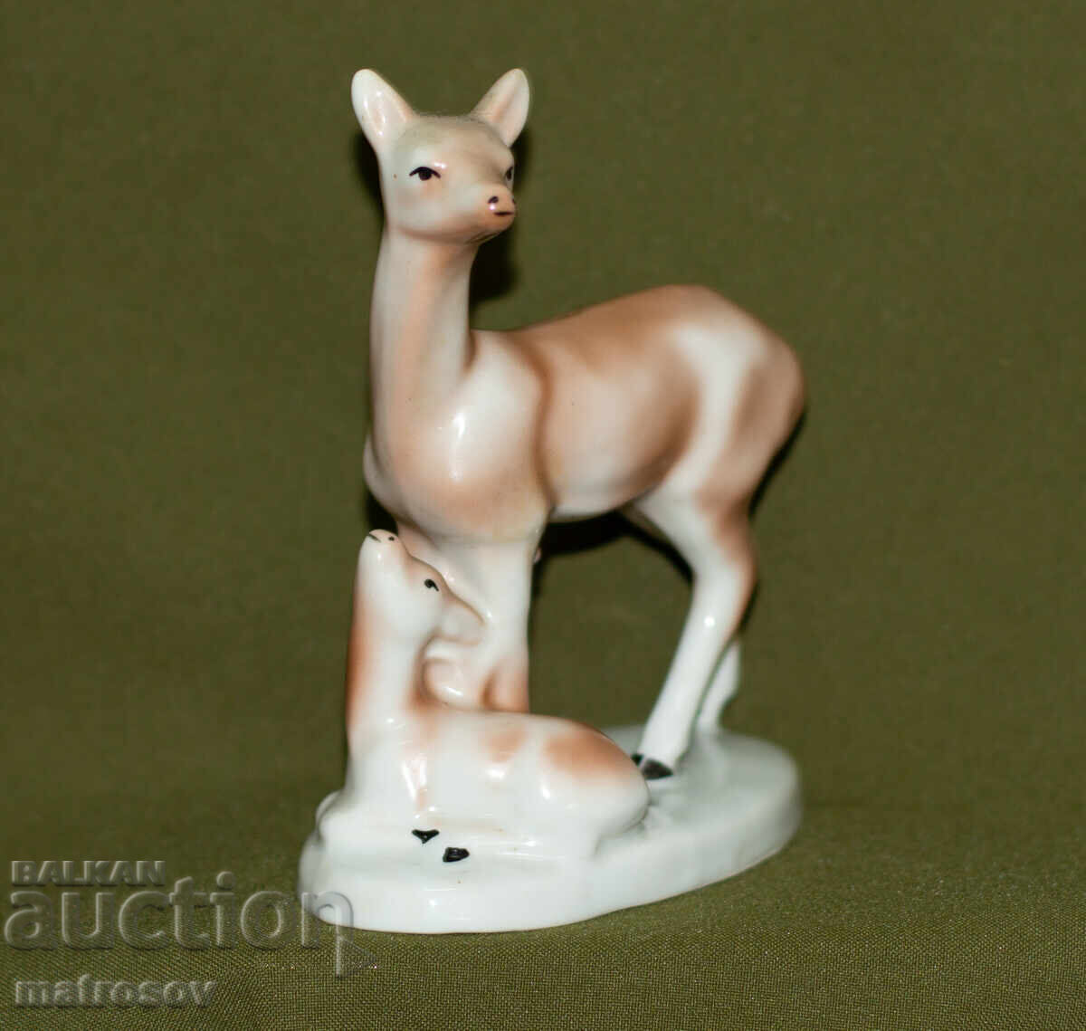 Licitație Statuetă veche de porțelan bulgărească, căprioară